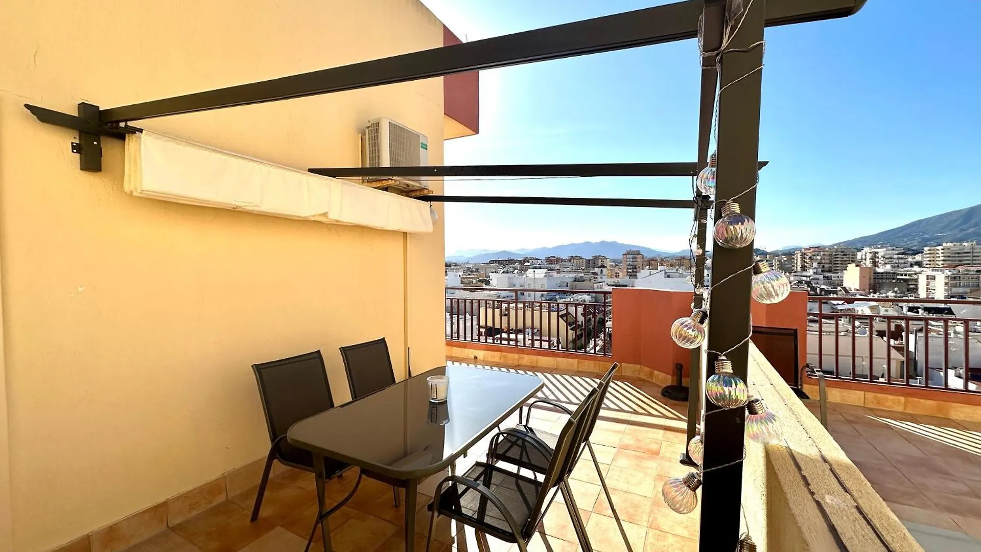 Atico En Yate Iv, Primera Linea Playa location